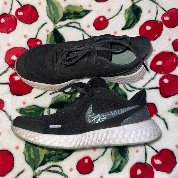 Nike Other - Nike kids size 4